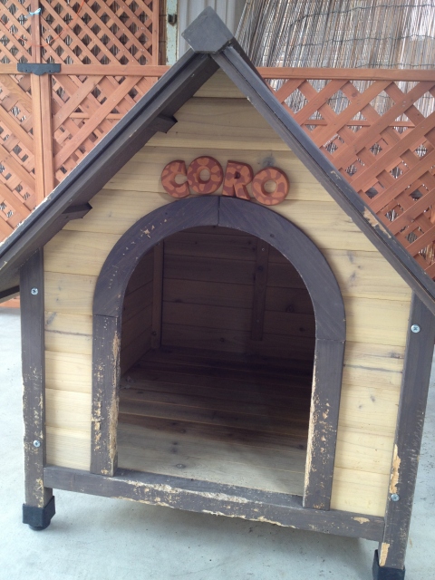 犬小屋に設置したペットのテラコッタ製アルファベット・ネームプレートcoro